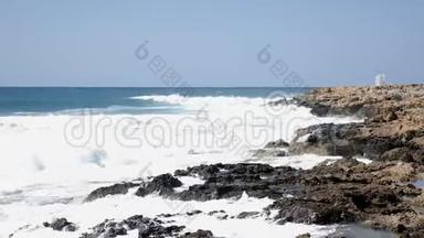 强烈的海浪撞击岩石海滩。 海浪拍打着岩石海滩